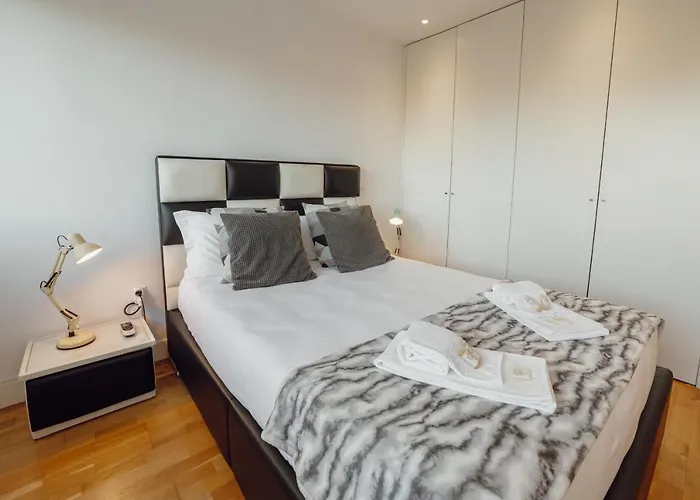 Downtown Stylish Apartment With Garage By Vacationy